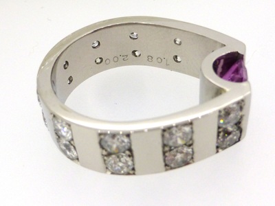 ダイヤモンドが2列に並ぶリング全体を斜めから捉えた写真。