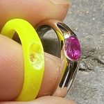 黄緑色の樹脂製原型と完成したプラチナリングの比較