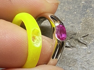 黄緑色の樹脂製原型と完成したプラチナリングの比較