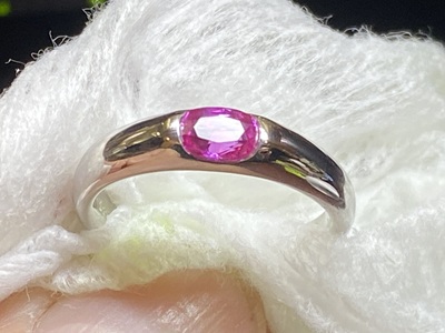 完成したピンクの宝石が輝く美しいシルバーカラーのリング