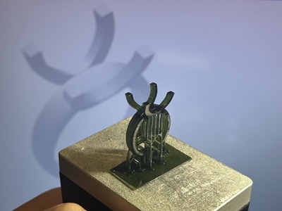 3Dプリンターから出力された直後の樹脂製の指輪原型