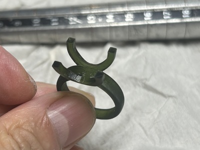 サポート材を取り除き、手の上でサイズを確認している原型