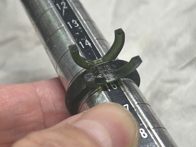 サイズ棒に差し込まれた原型。目盛りは15.5付近を指している。