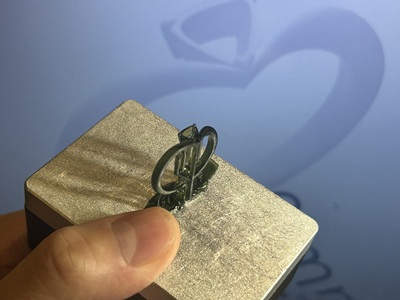 3Dプリンターから出力された、黒い樹脂製のリング原型。