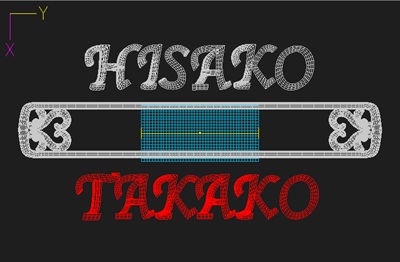 3D-CADの画面上で、長方形のリング展開枠の中に、上部には白いメッシュの「HISAKO」、下部には赤いメッシュの「TAKAKO」という名前のアルファベットパーツがパズルのように並べられている設計図