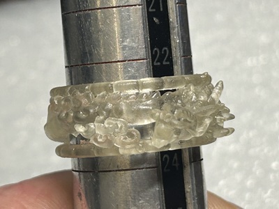 金属製のリングサイズ棒の「23」の目盛りの位置に、ぴったりと収まっている半透明の龍リング樹脂原型