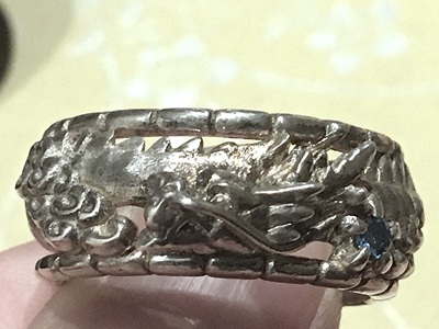 金属へと鋳造され、燻し加工と細微な研磨が施されたことで、重厚な龍の彫刻とブルーダイヤモンドが神々しく一体化している完成直前のリング写真
