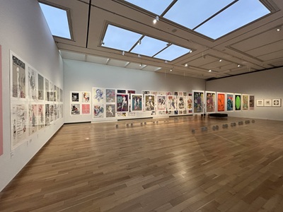 壁一面に並ぶ大量のポスターや作品群