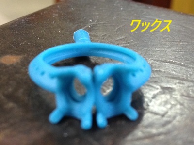 水色のワックス（ロウ）で作られたリングの原型。