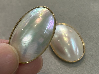 デザイン画の図面上で、K18の金製ベース枠の構造とマベパールの配置を緻密に描き込んでいる様子。