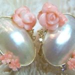紙の上に美しく彩色されて完成した、マベパールと珊瑚の薔薇、ダイヤモンドが調和した華やかなピアスの手描きデザイン画。
