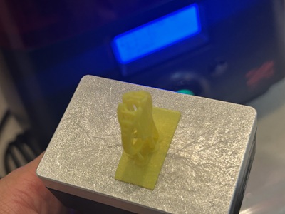 デジタルデータから、実寸大の「カタチ」が生み出されました。3Dプリンターによって、新しいデザインのリング樹脂模型が完成です。この樹脂模型の段階で、実際のボリューム感や細部の再現性を最終チェックします。