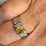 完成したプラチナのスフェーンリングをお客様が実際に指にはめ、サイズがぴったりと合っている美しい着画。