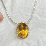 ネックレスチェーンを通し、お客様が胸元に着用された大粒シトリントパーズとダイヤモンドのK18ペンダントトップ。