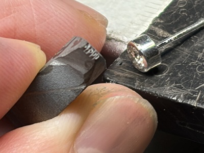 ダイヤモンドが美しく石留めされ、裏側に「Pt900」と刻印されたプラチナ枠のクローズアップ