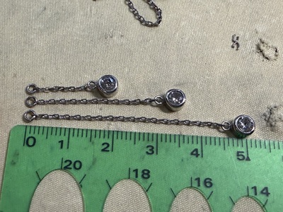 加工が完了した5cm、3.5cm、2cmの長さの異なる3本のダイヤモンドチャーム