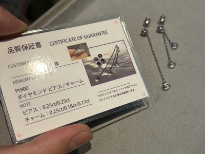 きれいにラミネートされたオリジナルカードとジュエリーを並べ、お渡しの準備が整った様子