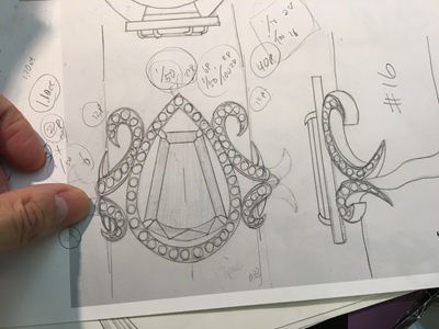 手書きのラフスケッチを元に描かれたリングのデザイン平面図と唐草風のアームデザイン