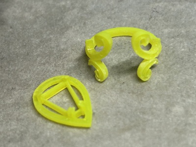 3Dプリンターで出力された黄色の樹脂製リングパーツ（シャトン部とアーム部）