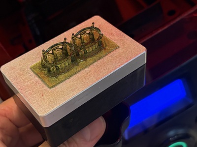 3Dプリンターのプラットフォーム上に造形された2種類の樹脂製ペンダント枠