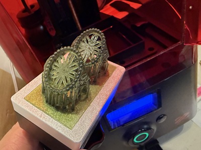 3Dプリンターの造形プレートの上に立体出力された2つの樹脂製リング原型