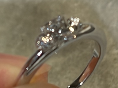 リメイク前のスクエアカットダイヤモンドが留められたプラチナの婚約指輪