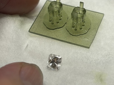3Dプリントされた枠パーツと並べられたスクエアカットダイヤモンド