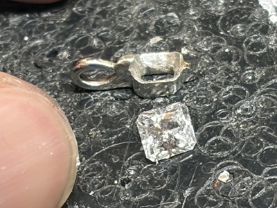 プラチナ枠にダイヤモンドをセットし上下の爪で留める石留め作業