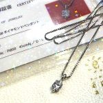 品質保証書と並べられた完成したスクエアダイヤモンドのプラチナペンダント