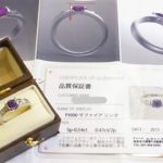 専用ケースに入ったサファイアリングと3Dデザイン画、品質保証書
