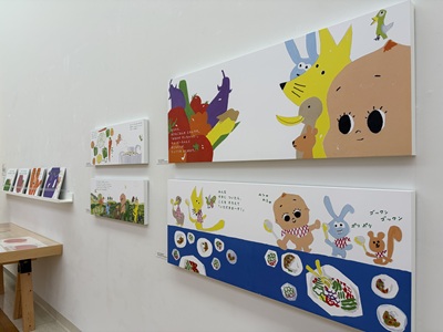 「キユーピーちゃんと やさいむら たんけんたい」の絵本原画パネル展示