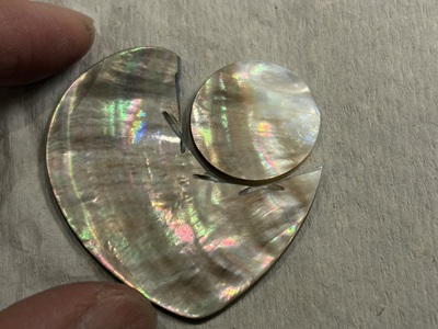 複雑なカットが施された、虹色に輝く大きな黒蝶シェルのピース。