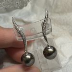 ピアススタンドにセットされた完成品のブラックパール揺れるピアス
