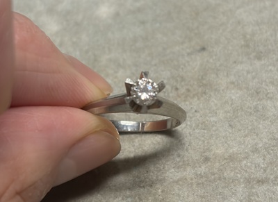 高さのある立て爪に留められた婚約ダイヤモンドリング