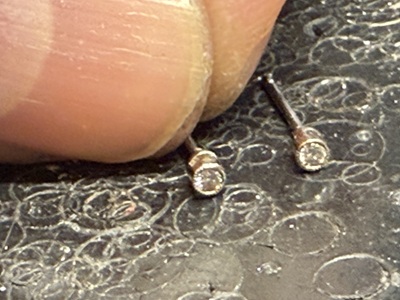 職人の手元でダイヤモンドが留められた制作途中のピアス