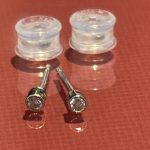 完成したダイヤモンドのミル打ち覆輪ピアスと落ちにくいシリコンキャッチ
